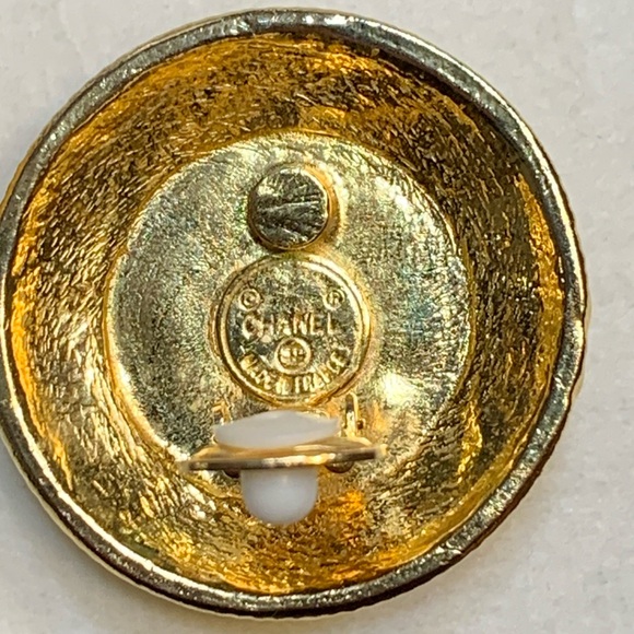 Chanel Vintage Faux Pearl Gold Metal Clip on Earrings - Picture 3 of 5